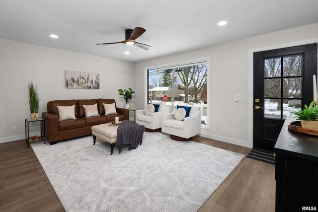 905 WISCONSIN Street, Le Claire, IA 52753