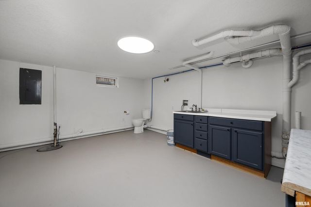 905 WISCONSIN Street, Le Claire, IA 52753