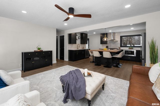 905 WISCONSIN Street, Le Claire, IA 52753