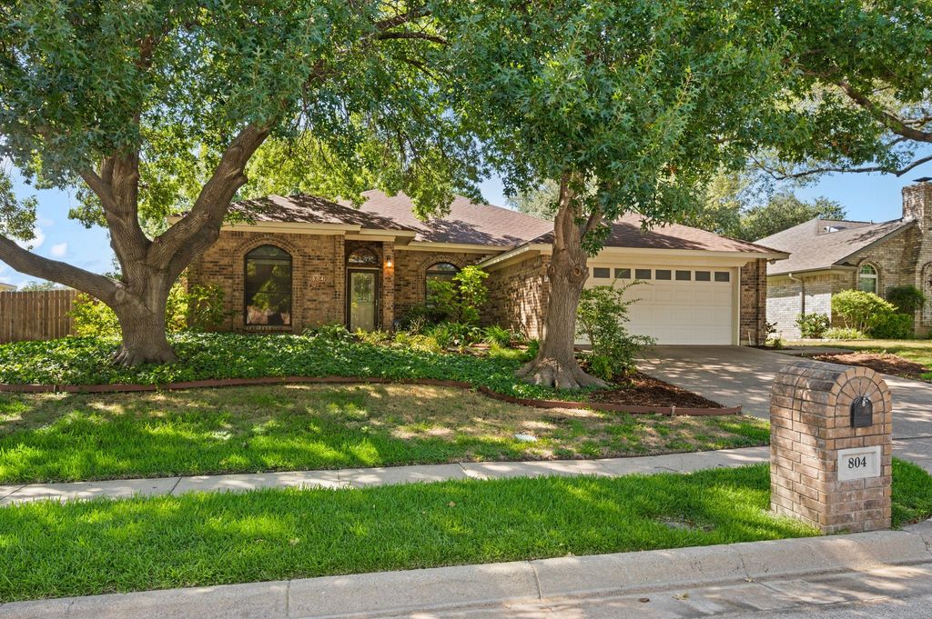 804 Park Hill Drive, Euless, TX 76040