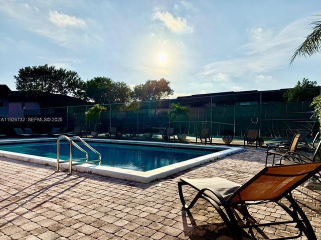 10616 NW 10th St 104, Pembroke Pines, FL 33026