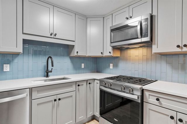 20 Colonial Drive 10, Andover, MA 01810