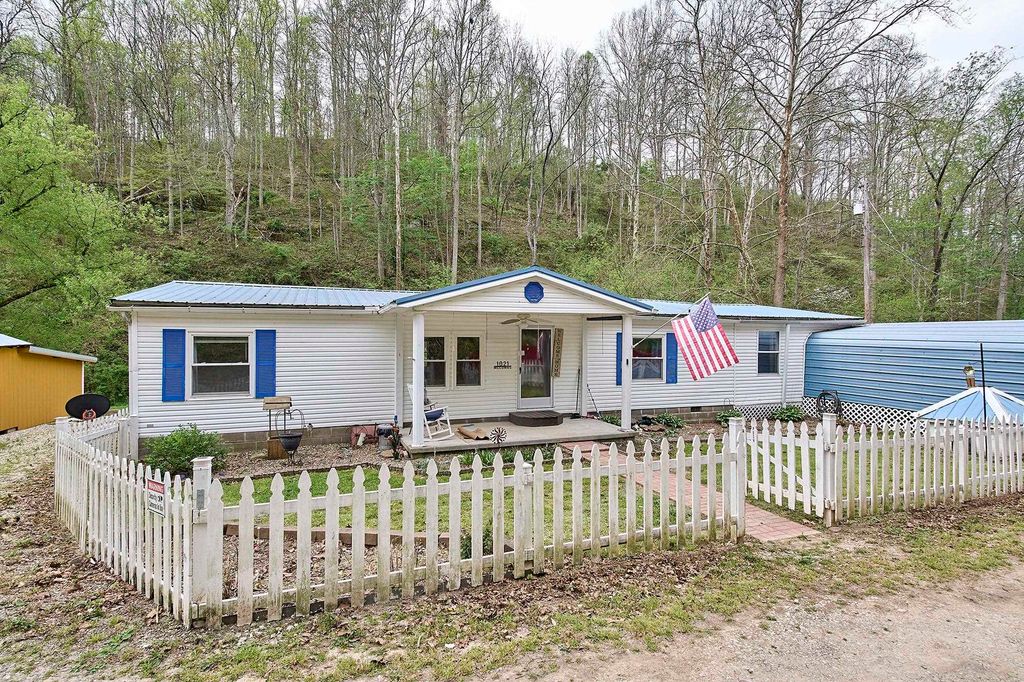 1021 McComas Branch Road, Milton, WV 25541