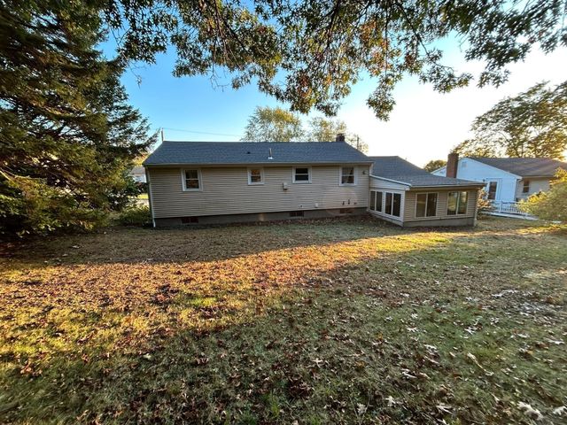 11 Sunflower Rd, Holbrook, MA 02343