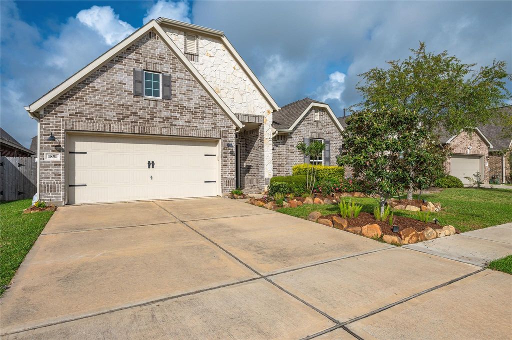 1851 Belle Place, Alvin, TX 77511