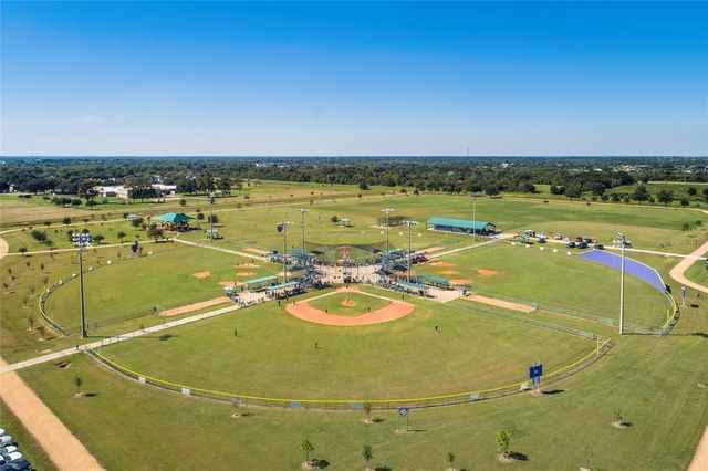 411 Robin Street, Angleton, TX 77515