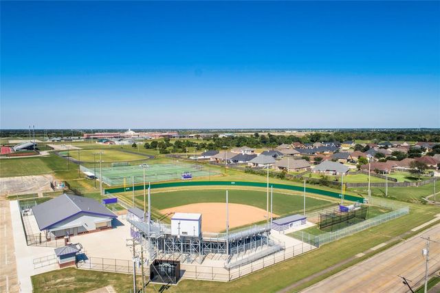 411 Robin Street, Angleton, TX 77515