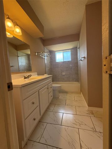 4327 Townes Forest Road, Friendswood, TX 77546