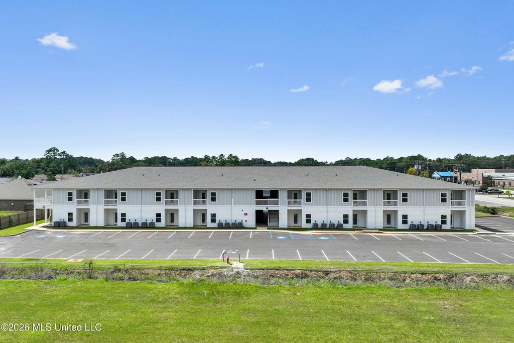 8701 Old Spanish Trail, 102, Ocean Springs, MS 39564