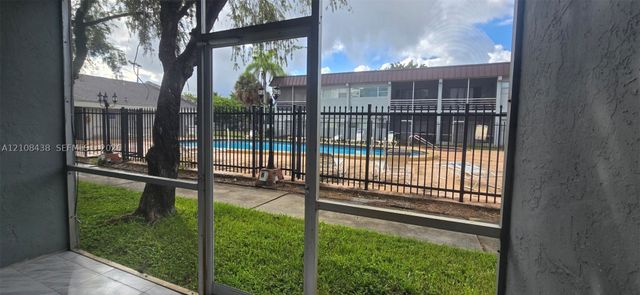 7320 NW 85th Ct 102, Tamarac, FL 33321
