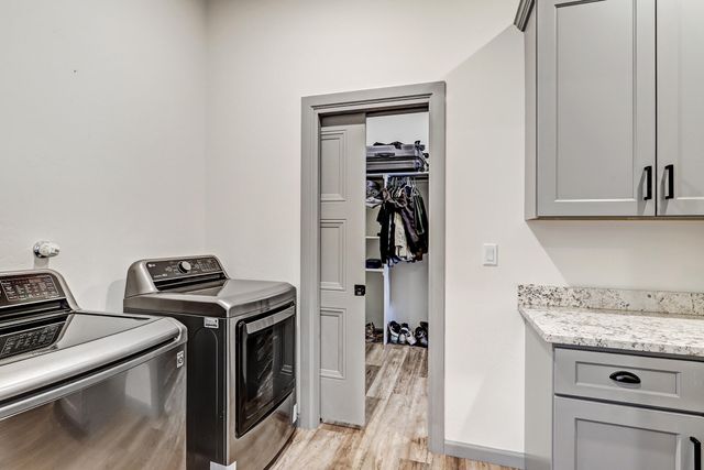 6616 Meadow Lake Place NW, Albuquerque, NM 87120