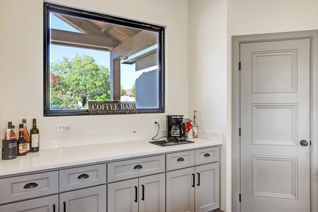 6616 Meadow Lake Place NW, Albuquerque, NM 87120