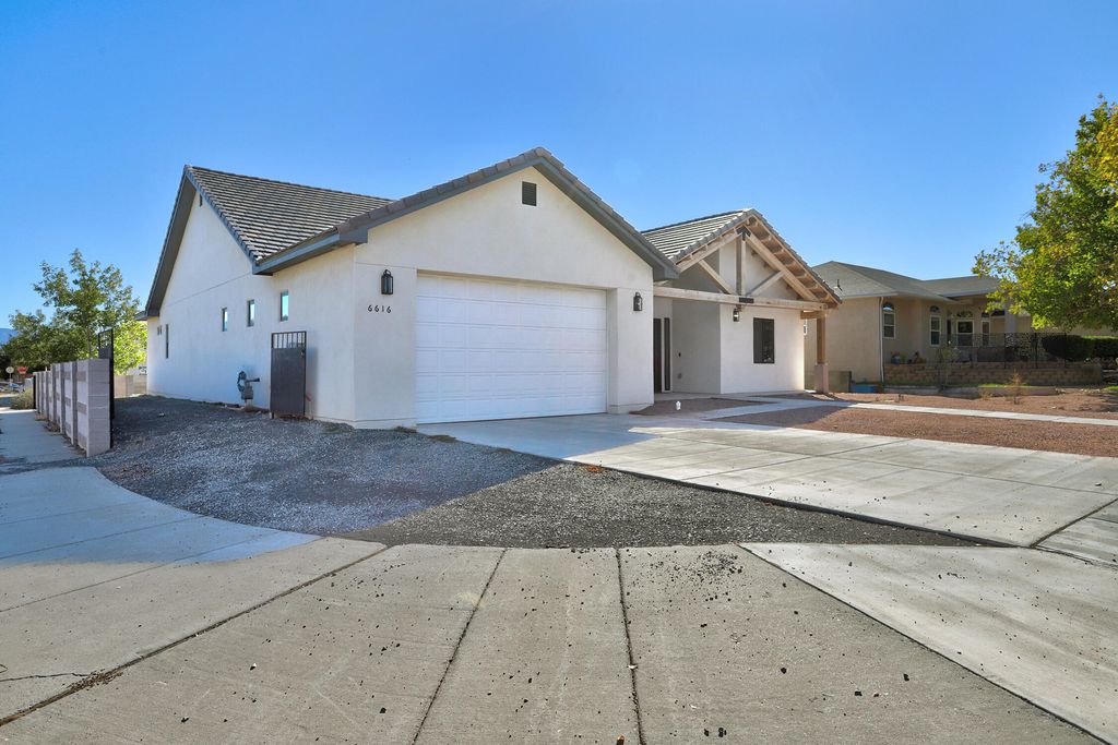 6616 Meadow Lake Place NW, Albuquerque, NM 87120