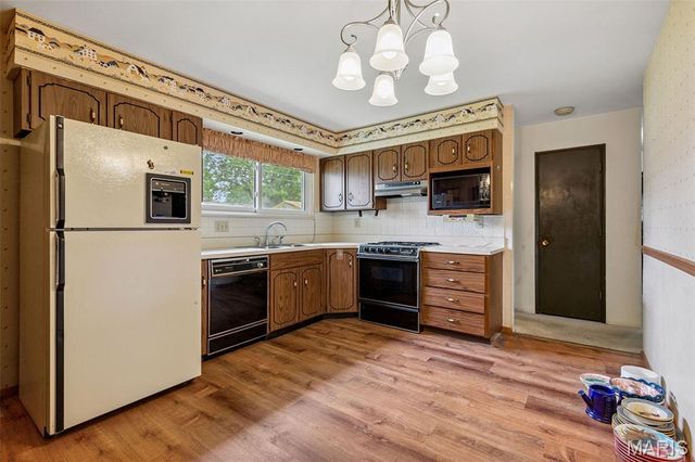 465 Falcon Drive, Florissant, MO 63031