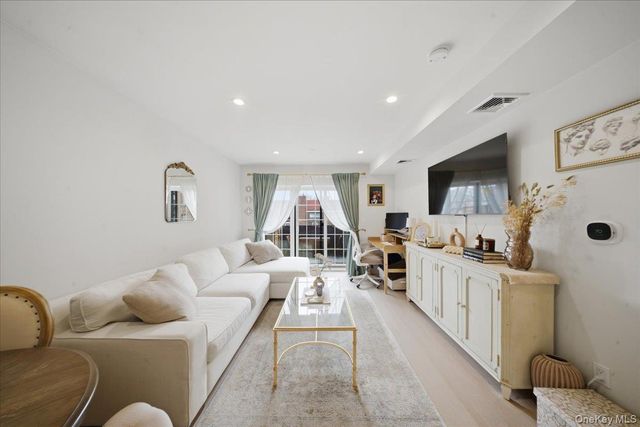 2574 34th Street 3A, Astoria, NY 11103