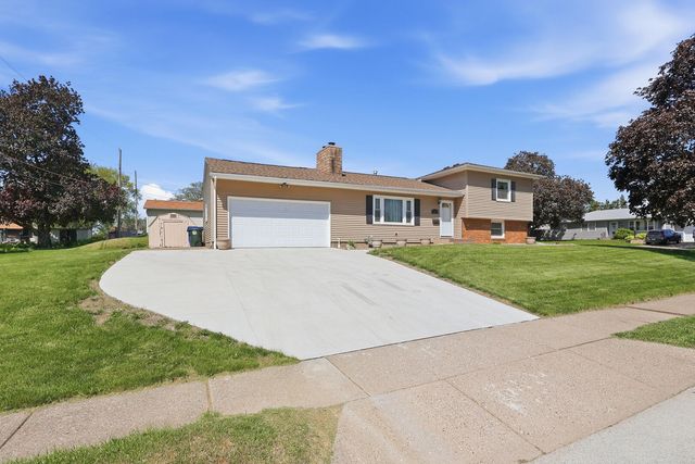 3822 Wilkes Avenue, Davenport, IA 52806