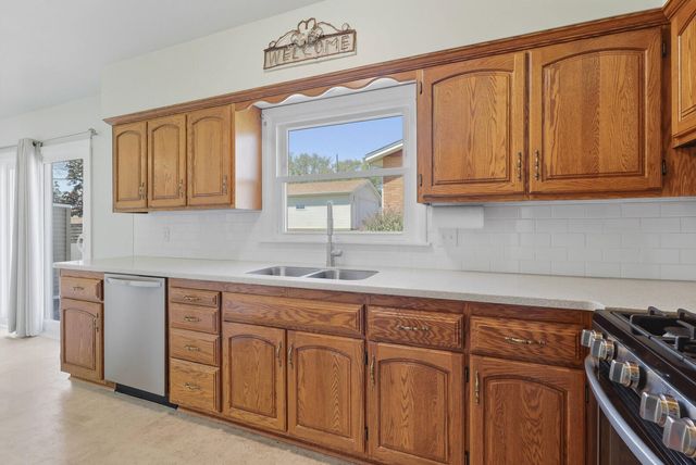3822 Wilkes Avenue, Davenport, IA 52806