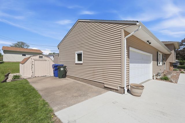 3822 Wilkes Avenue, Davenport, IA 52806