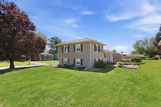 3822 Wilkes Avenue, Davenport, IA 52806
