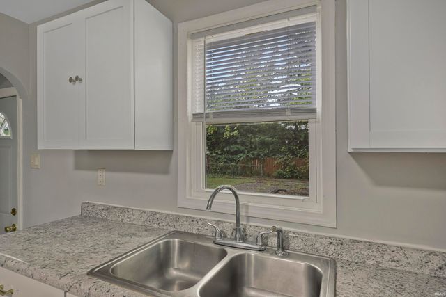 1011 Jefferson Avenue, Evansville, IN 47714