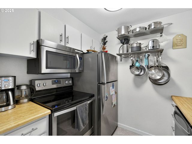 44 EAGLE CREST Dr 18, Lake Oswego, OR 97035