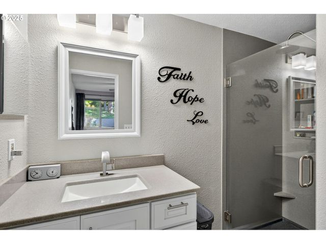 44 EAGLE CREST Dr 18, Lake Oswego, OR 97035
