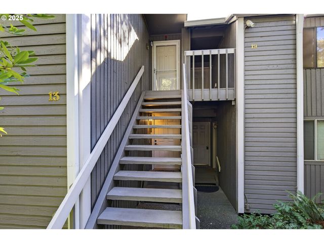 44 EAGLE CREST Dr 18, Lake Oswego, OR 97035