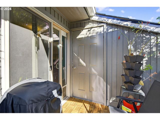 44 EAGLE CREST Dr 18, Lake Oswego, OR 97035