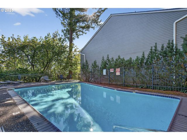 44 EAGLE CREST Dr 18, Lake Oswego, OR 97035
