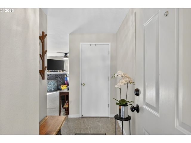44 EAGLE CREST Dr 18, Lake Oswego, OR 97035