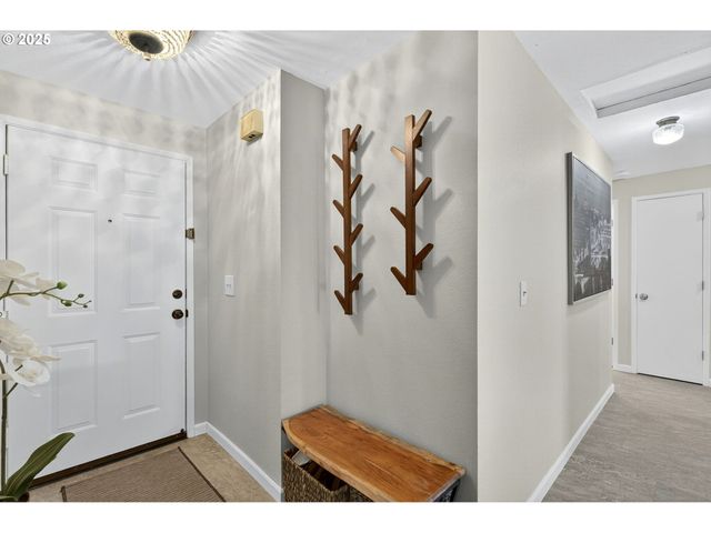 44 EAGLE CREST Dr 18, Lake Oswego, OR 97035