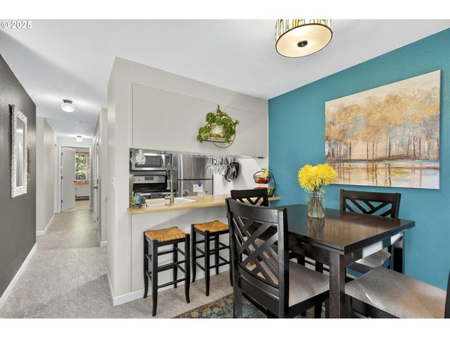 44 EAGLE CREST Dr 18, Lake Oswego, OR 97035