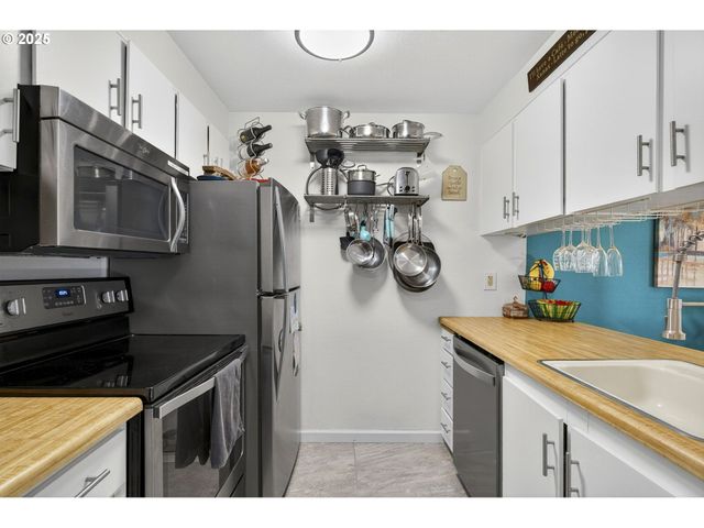 44 EAGLE CREST Dr 18, Lake Oswego, OR 97035