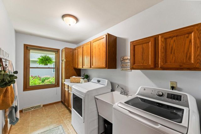 1722 Journeys DRIVE, Hartland, WI 53029