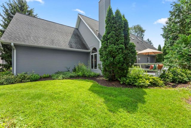 1722 Journeys DRIVE, Hartland, WI 53029