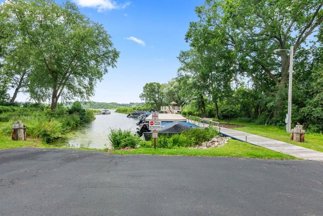 1722 Journeys DRIVE, Hartland, WI 53029