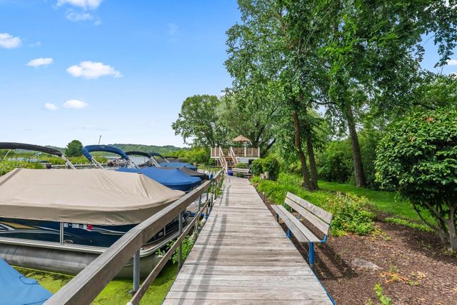 1722 Journeys DRIVE, Hartland, WI 53029