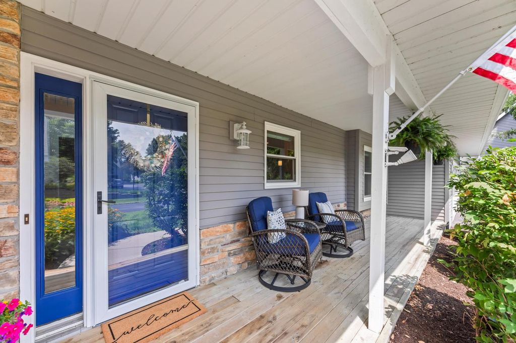 1722 Journeys DRIVE, Hartland, WI 53029