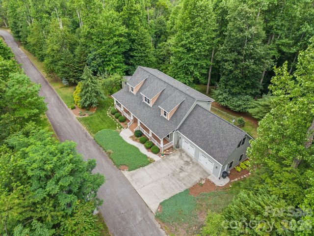 813 Beech Tree Place, Hendersonville, NC 28792