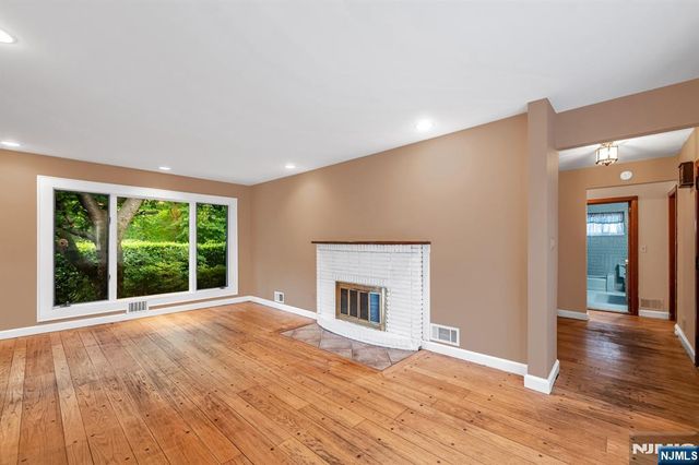 574 Chestnut Street, Twp Of Washington, NJ 07676