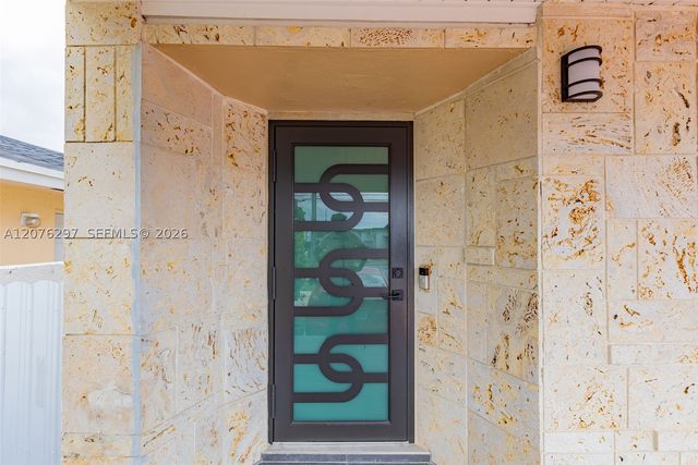 233 W 39th Pl, Hialeah, FL 33012
