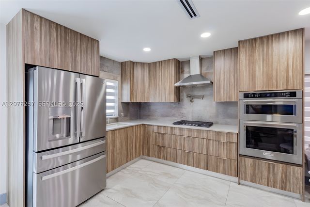 233 W 39th Pl, Hialeah, FL 33012