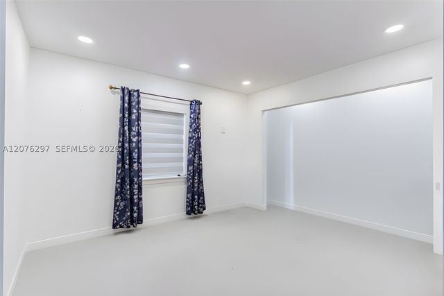 233 W 39th Pl, Hialeah, FL 33012