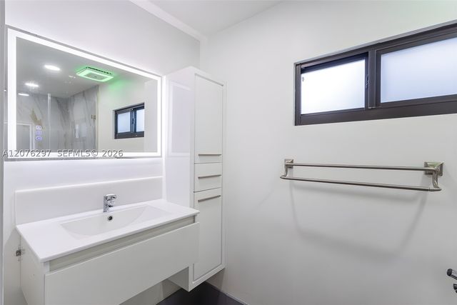 233 W 39th Pl, Hialeah, FL 33012