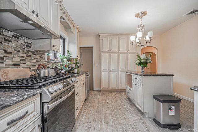 4 Brentwood Avenue, Staten Island, NY 10301