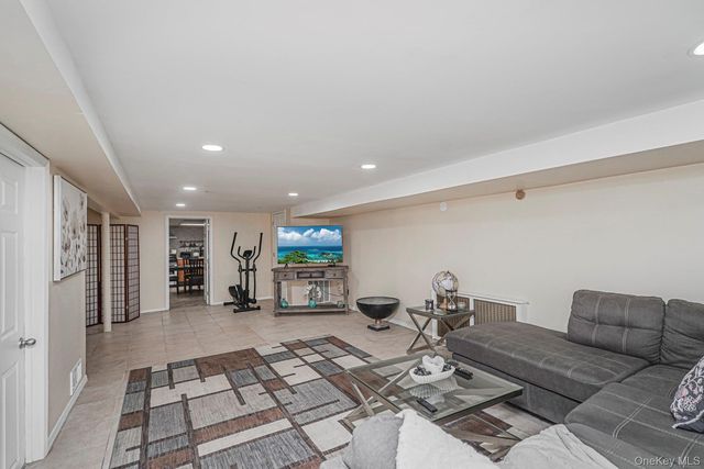 4 Brentwood Avenue, Staten Island, NY 10301