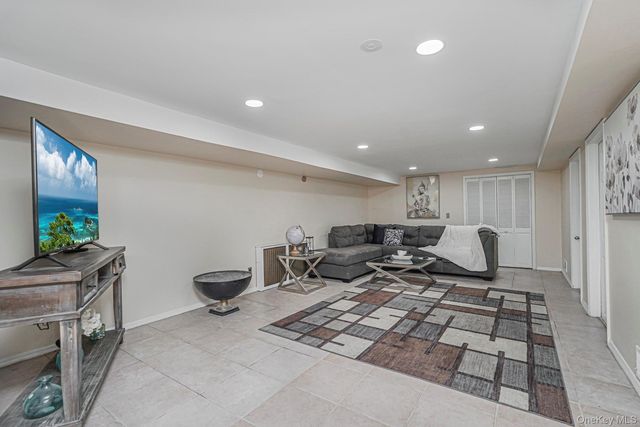 4 Brentwood Avenue, Staten Island, NY 10301