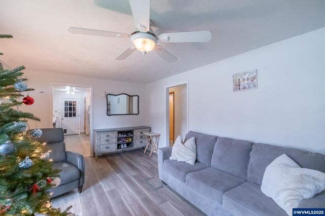 708 W High St, Stayton, OR 97383