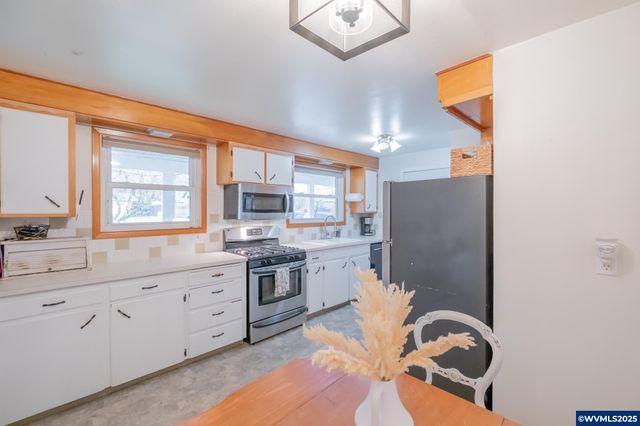 708 W High St, Stayton, OR 97383