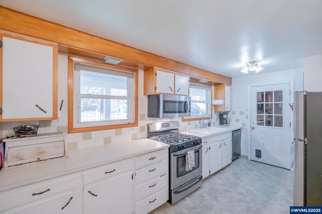 708 W High St, Stayton, OR 97383